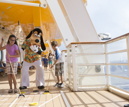 Mantente conectado en alta mar con Wi-Fi a bordo.