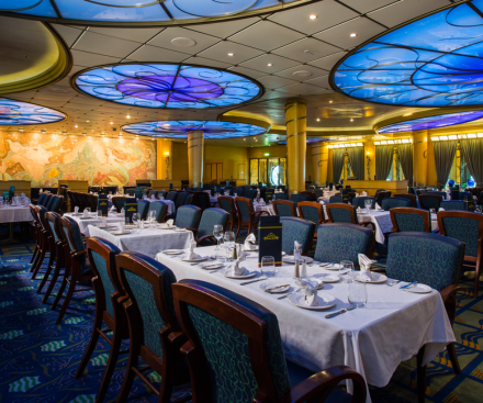 Reserva fácilmente tus actividades y comidas favoritas a bordo.