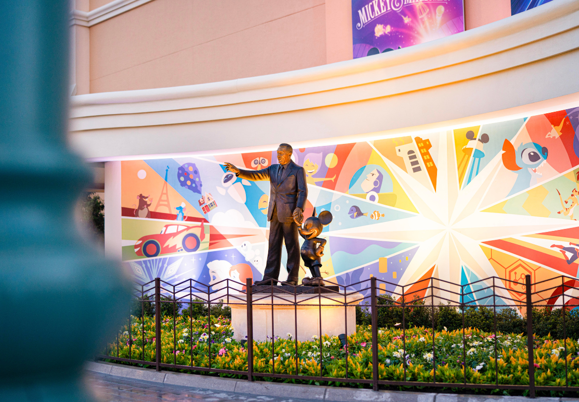 MagicBreaks World Premiere Plaza carousel banner