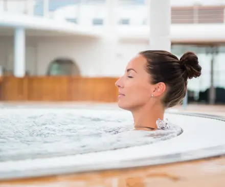 Piscina en una cala tranquila