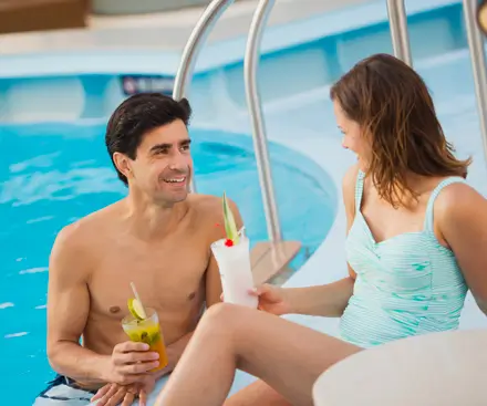 Piscina en una cala tranquila