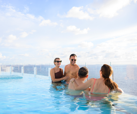 Piscina en una cala tranquila