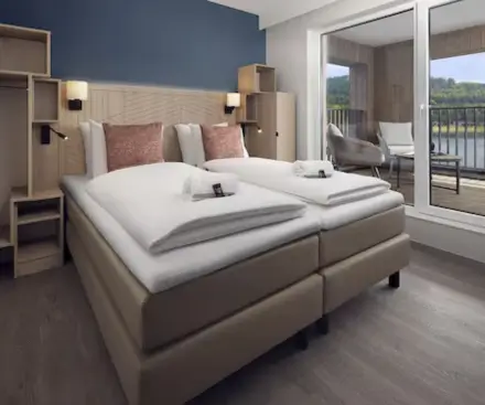 4-Bedroom VIP Lakeside Cottage